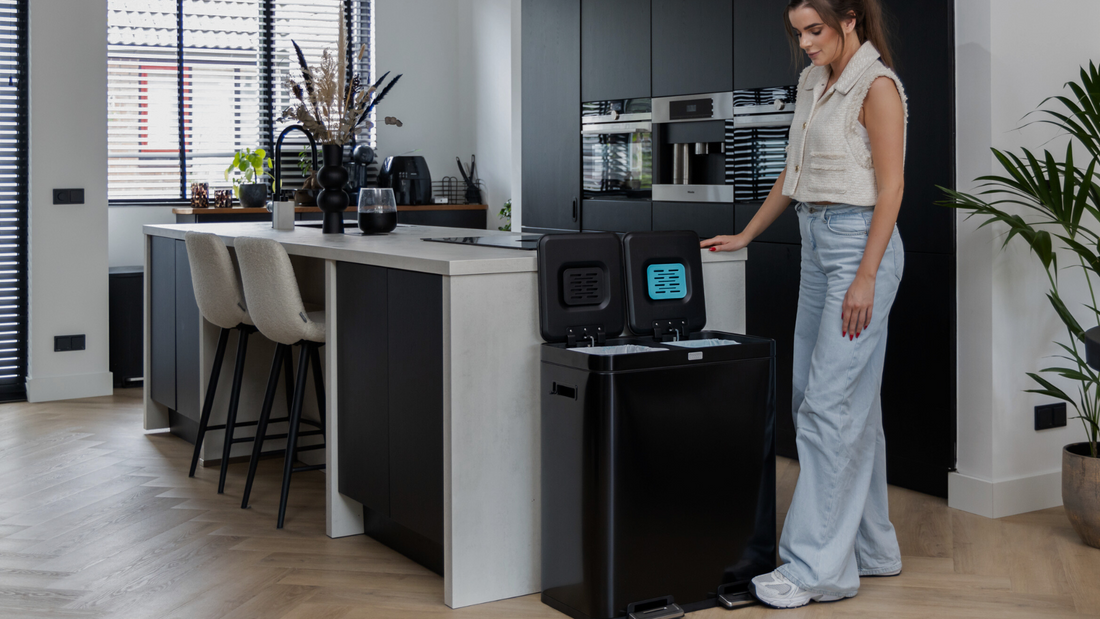 Dubbele prullenbak met geurfilters in een moderne keuken